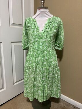 crown & ivy Green Floral V-Neck Midi Dress